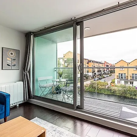 Airy 2-bedroom Flat With Balcony Apartment London