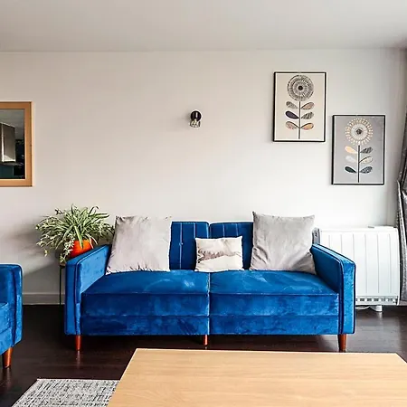 Apartment Airy 2-bedroom Flat With Balcony *
