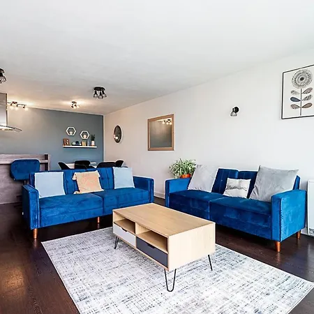 Airy 2-bedroom Flat With Balcony * London