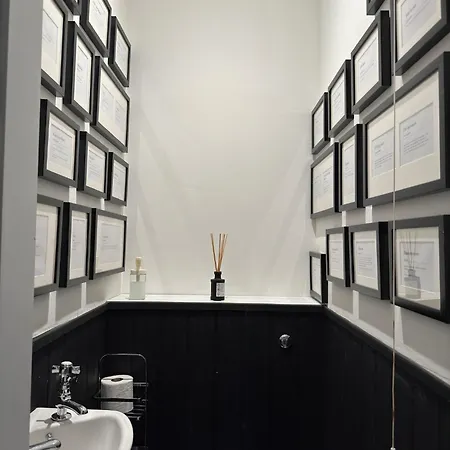 Modern 3 Bed House In Isleworth, London Holiday home Isleworth