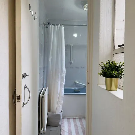 Modern 3 Bed House In Isleworth, London