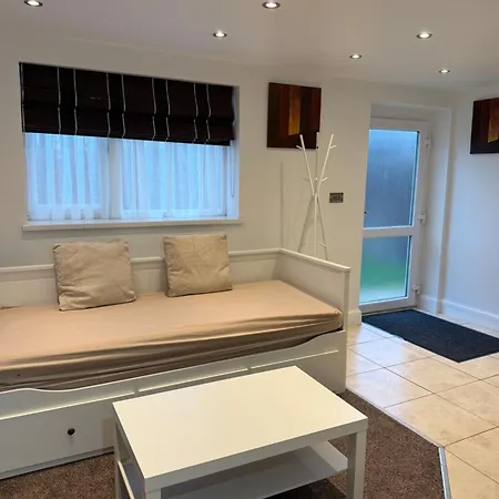 Cosy Guest Suite, West London