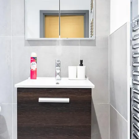 2 Bed 2 Bath Deluxe Flat In Kensington *