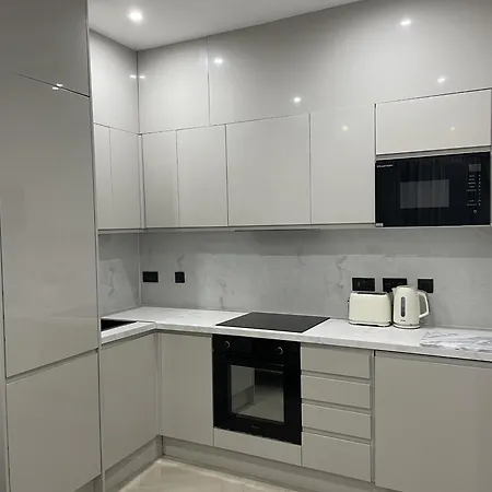 Stylish 2 Bed Luxury 10 Mins To Ldn Apartment London