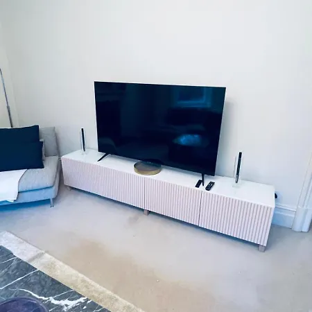 A Contemporary Flat In Chelsea * London