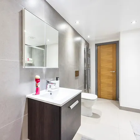 Apartment 2 Bed 2 Bath Deluxe Flat In Kensington *