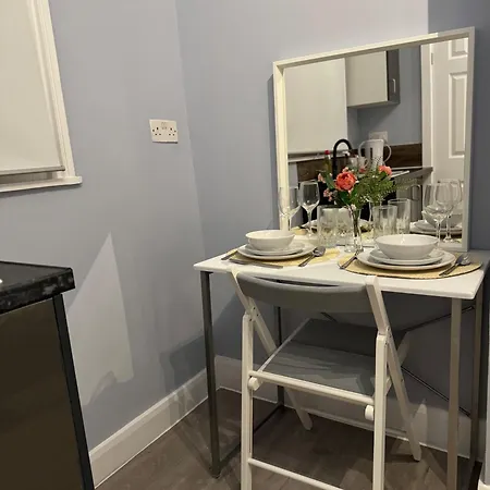Apartment Chic With Modern Amenities *