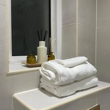 Stylish 2 Bed Luxury 10 Mins To Ldn Apartment London