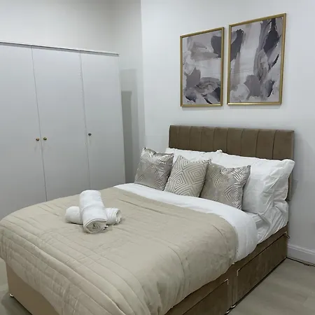 Stylish 2 Bed Luxury 10 Mins To Ldn Apartment *