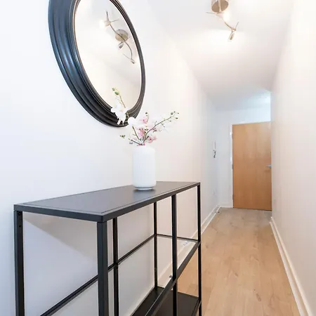Pass The Keys Floor Flat Perfect For Families Or Travellers Apartment *