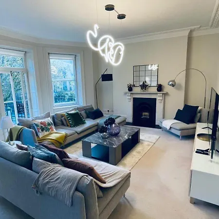 A Contemporary Flat In Chelsea *