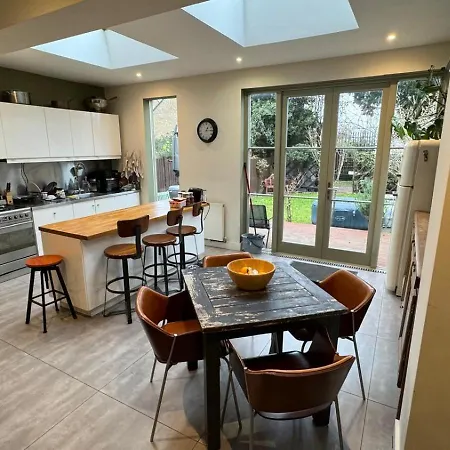 Madika Homes 4 Bed House Contractor Corporate * London
