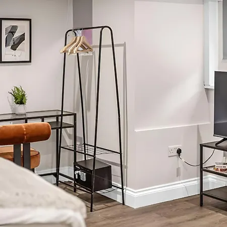 Cozy Perfect Blend Of Style & Convenience Apartment London