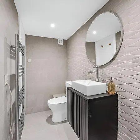 Cozy Perfect Blend Of Style & Convenience Apartment