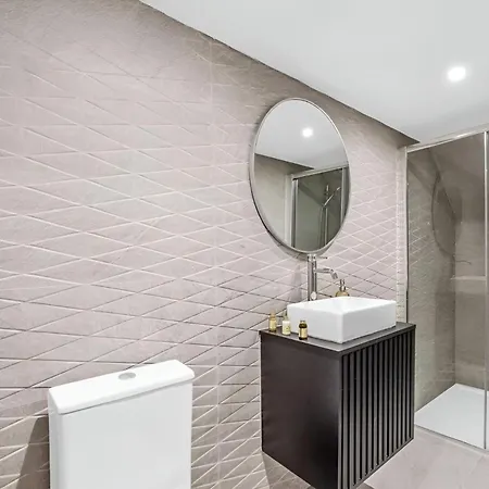 Cozy Perfect Blend Of Style & Convenience London