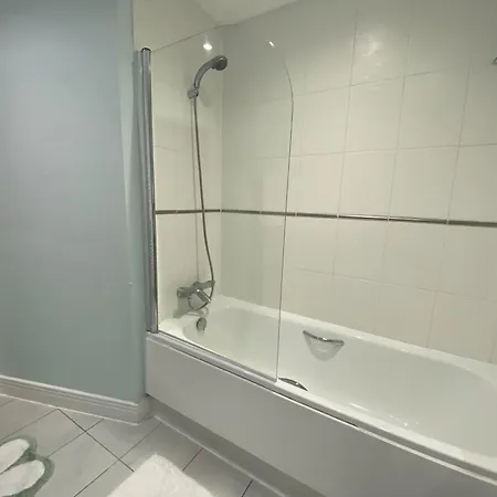 Apartment Riverside Apartment-2 Bed-freep-balcony London