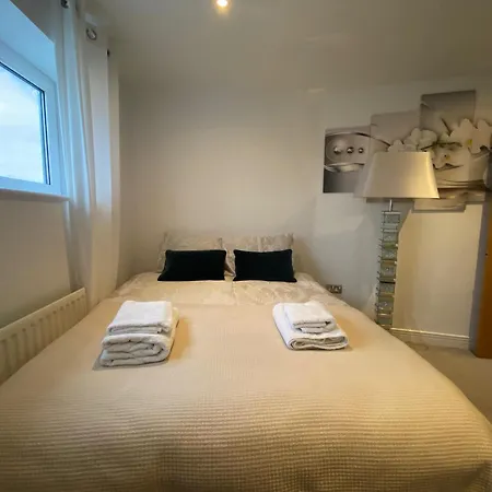 Apartment Riverside Apartment-2 Bed-freep-balcony