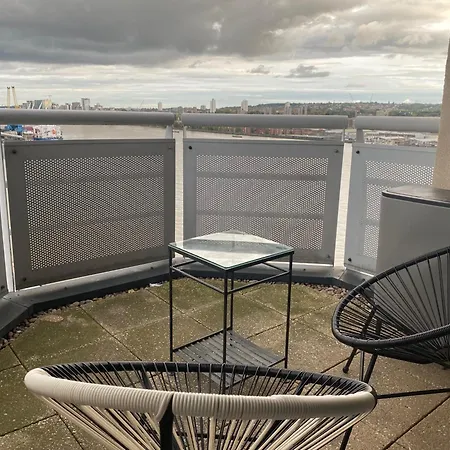 Riverside Apartment-2 Bed-freep-balcony * London