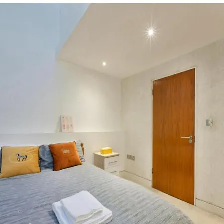 Chic Sleeps Up To 4 Guests In Heart Of Bridge *