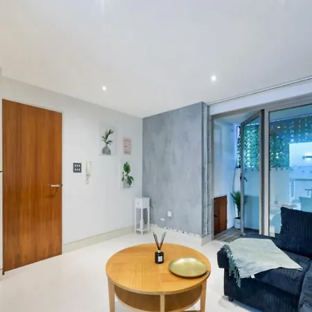 Chic Sleeps Up To 4 Guests In Heart Of Bridge Apartment *
