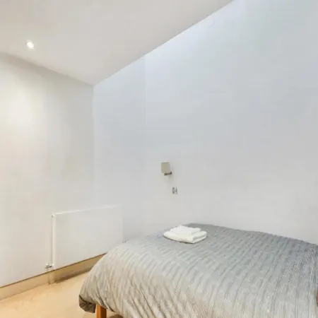 Chic Sleeps Up To 4 Guests In Heart Of Bridge *