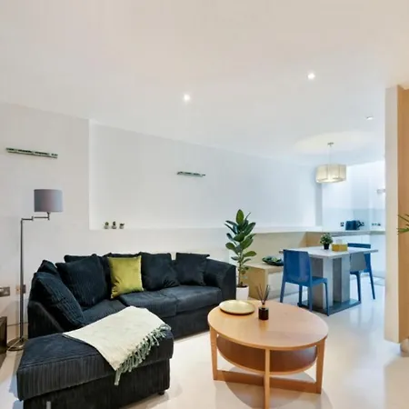 Chic Sleeps Up To 4 Guests In Heart Of Bridge Apartment *