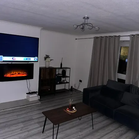 3 Bedroom House Stratford London, Sleeps 5 *