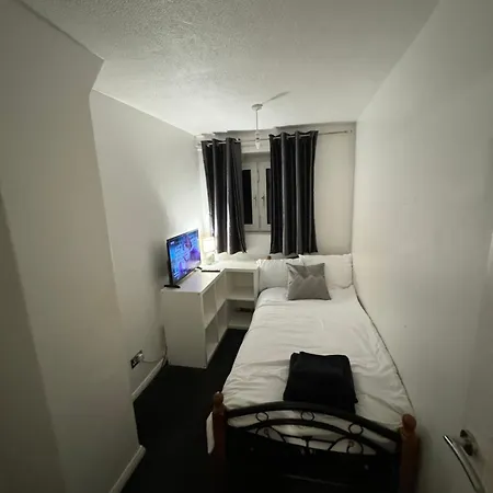 Holiday home 3 Bedroom House Stratford London, Sleeps 5 *