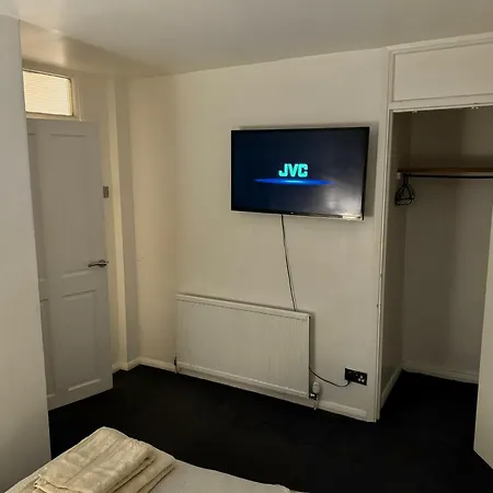 3 Bedroom House Stratford London, Sleeps 5 London