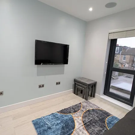 Family Friendly Fully Refurbished 3 Bedroom, 3 Bathroom In Apartment *