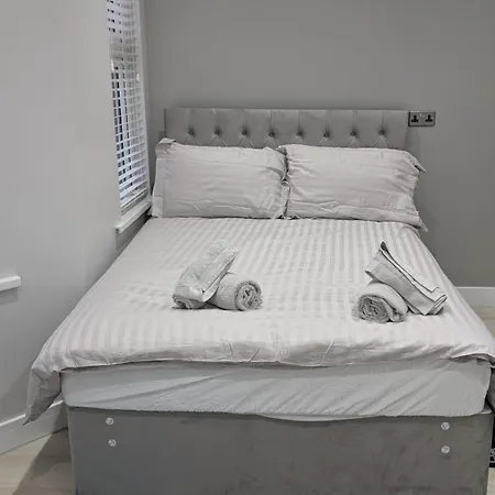 Family Friendly Fully Refurbished 3 Bedroom, 3 Bathroom In Apartment