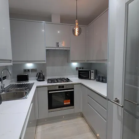 Family Friendly Fully Refurbished 3 Bedroom, 3 Bathroom In