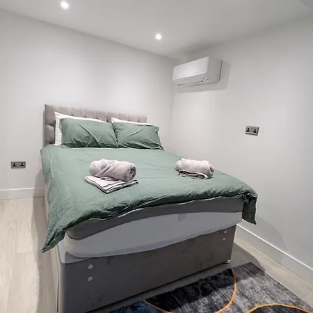 Family Friendly Fully Refurbished 3 Bedroom, 3 Bathroom In * London