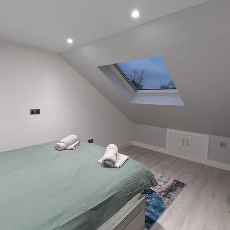 Apartment Family Friendly Fully Refurbished 3 Bedroom, 3 Bathroom In *