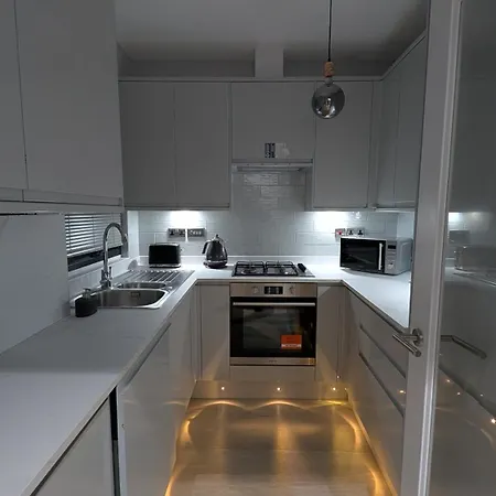 Apartment Family Friendly Fully Refurbished 3 Bedroom, 3 Bathroom In *