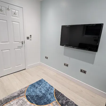 Apartment Family Friendly Fully Refurbished 3 Bedroom, 3 Bathroom In