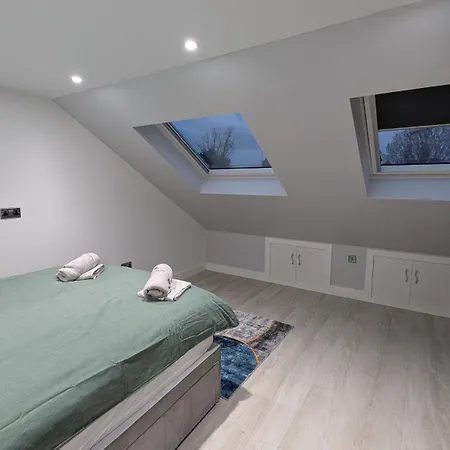 Family Friendly Fully Refurbished 3 Bedroom, 3 Bathroom In *