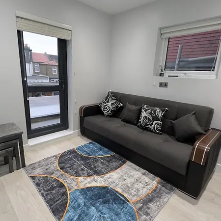 Apartment Family Friendly Fully Refurbished 3 Bedroom, 3 Bathroom In