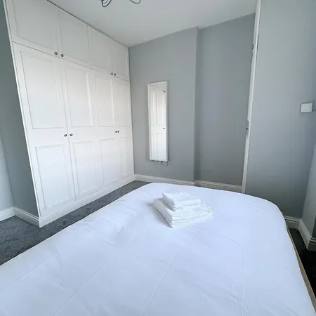 Stylish 2-bed Flat W Kitchen And Cosy Living Space * London
