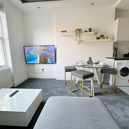 Stylish 2-bed Flat W Kitchen And Cosy Living Space