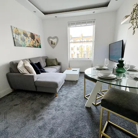 Stylish 2-bed Flat W Kitchen And Cosy Living Space Apartment London