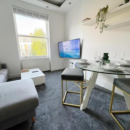 Apartment Stylish 2-bed Flat W Kitchen And Cosy Living Space London