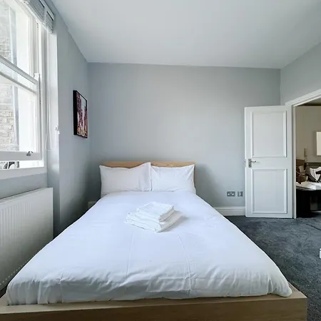 Stylish 2-bed Flat W Kitchen And Cosy Living Space *