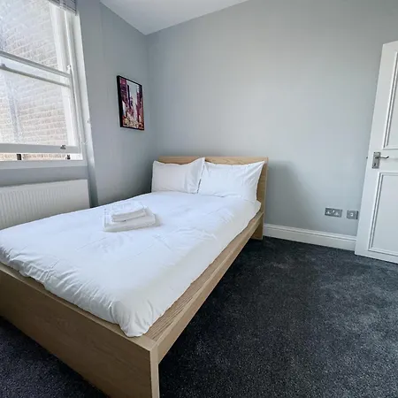 Stylish 2-bed Flat W Kitchen And Cosy Living Space