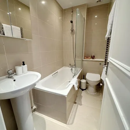 Stylish 2-bed Flat W Kitchen And Cosy Living Space Apartment