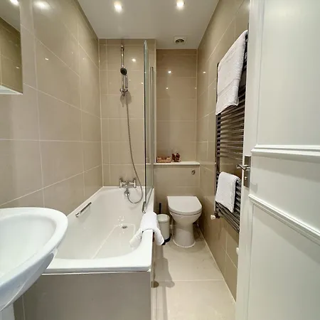 Stylish 2-bed Flat W Kitchen And Cosy Living Space