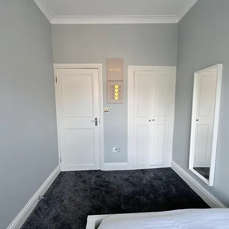 Stylish 2-bed Flat W Kitchen And Cosy Living Space *