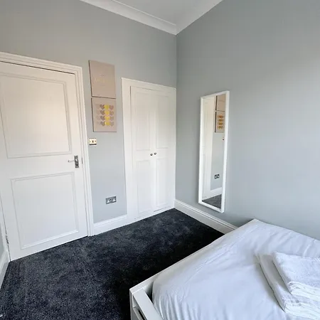 Apartment Stylish 2-bed Flat W Kitchen And Cosy Living Space London