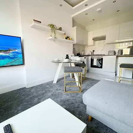 Stylish 2-bed Flat W Kitchen And Cosy Living Space *