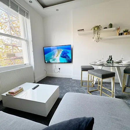 Stylish 2-bed Flat W Kitchen And Cosy Living Space London